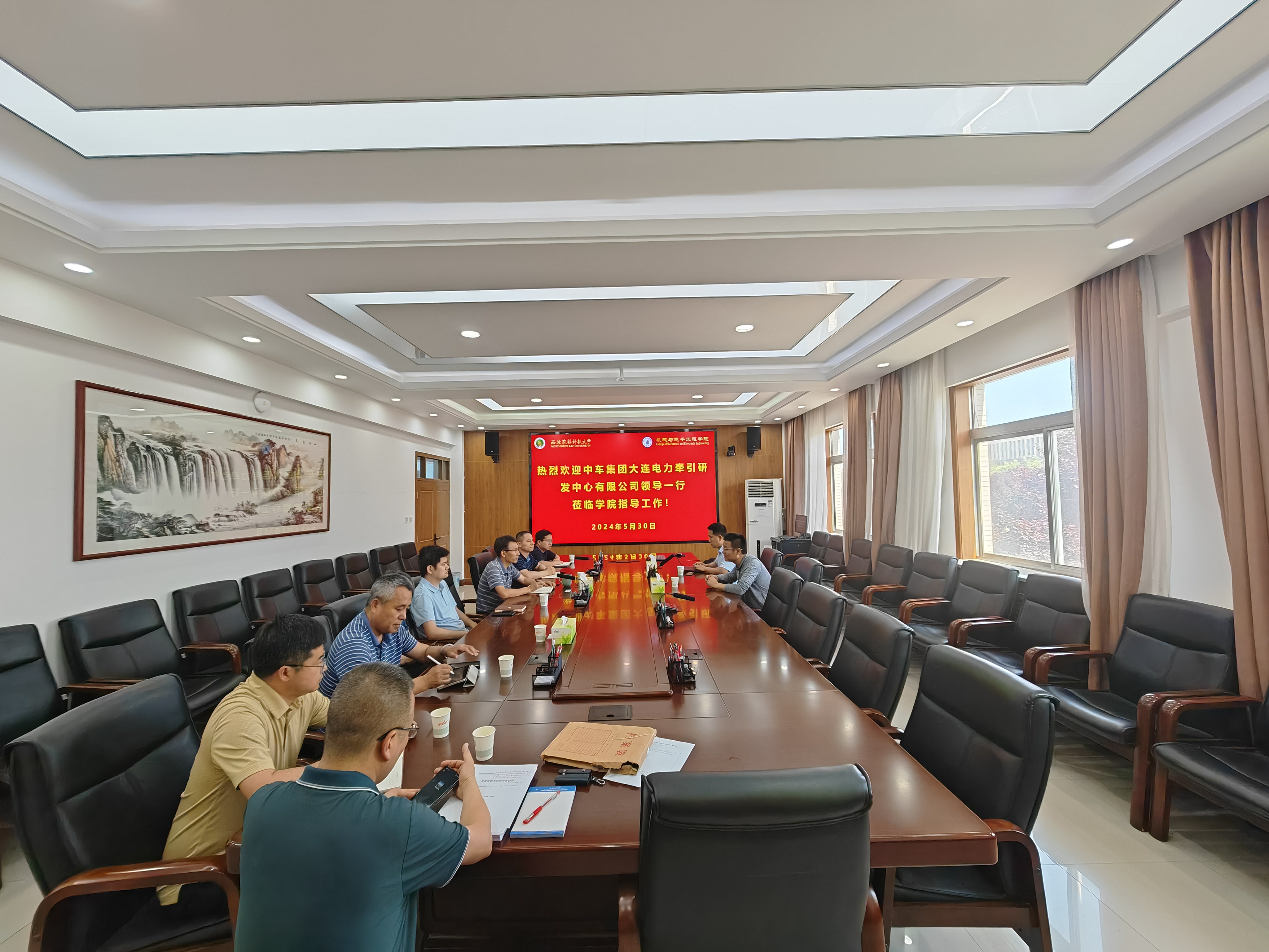 中车集团大连电力牵引研发中心有限公司张桂成副总经理来第一版主
进行座谈并开展交流合作.jpg