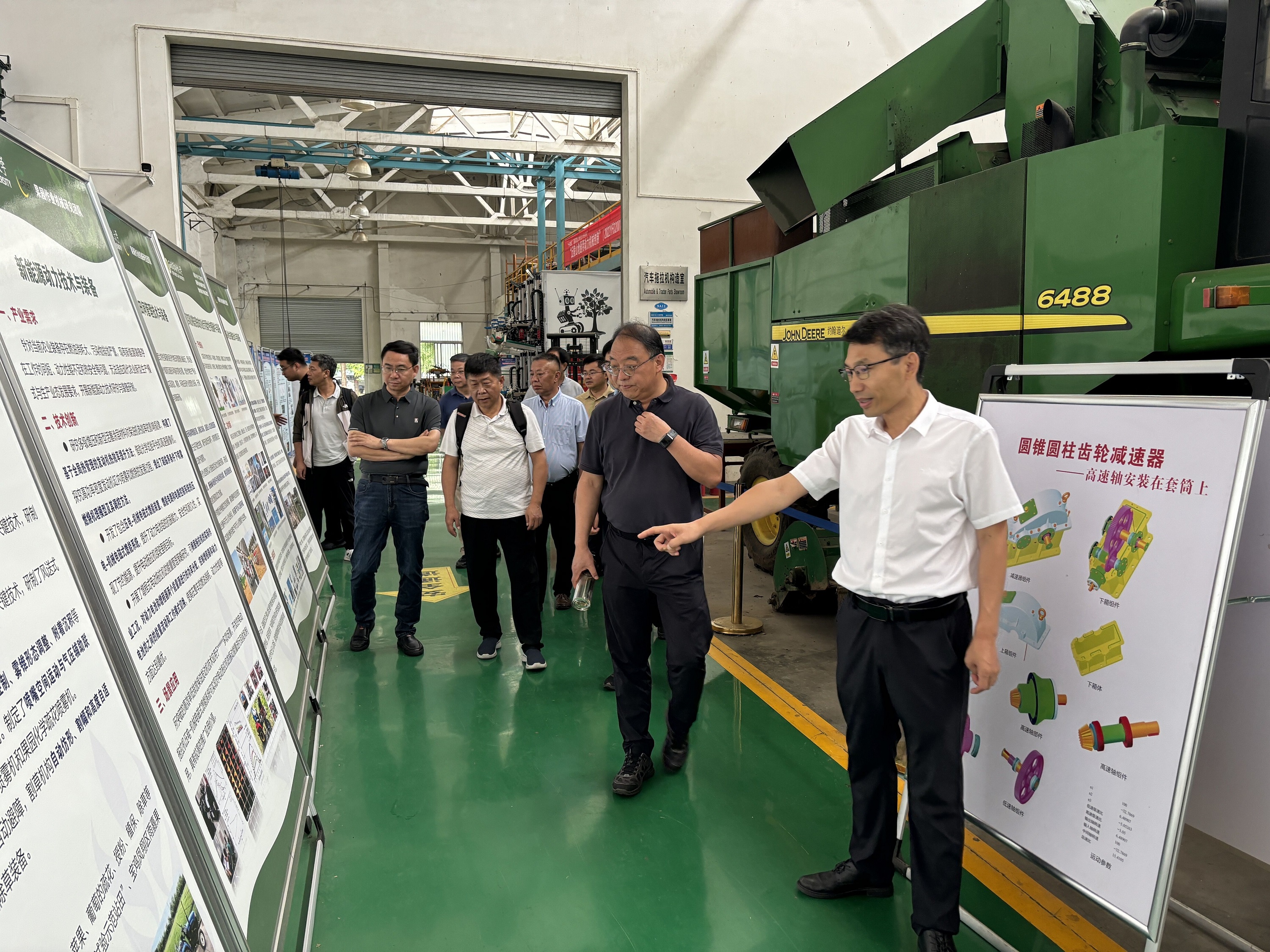 参观第一版主
农机实验室.jpg