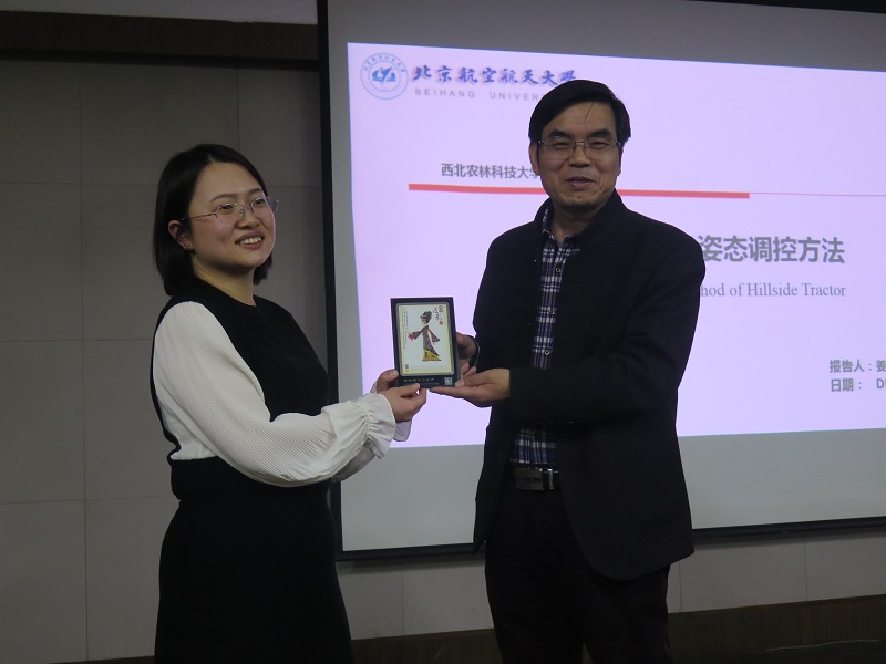 a5bce2ee4ed545a49e0cddbf399518c7.jpg 杨福增教授向姜惠博士赠送纪念品.JPG