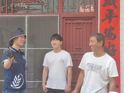 08199778f052456588b975e936966d2b.png 调研队成员对村里大学生及其父亲进行采访.png