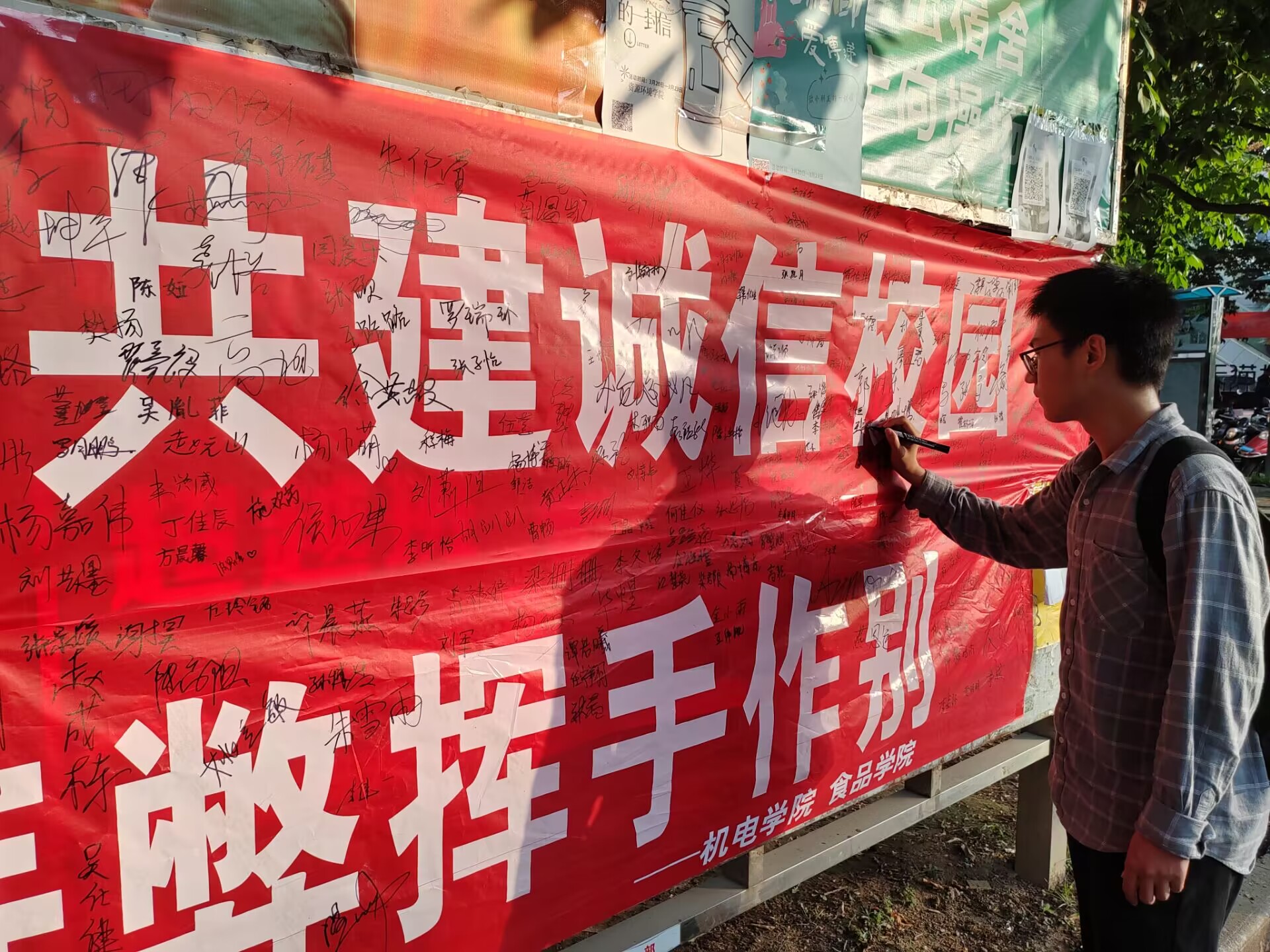 375e65b0f2064f06bcb72ef9f8bcac68.jpg 375e65b0f2064f06bcb72ef9f8bcac68.jpg